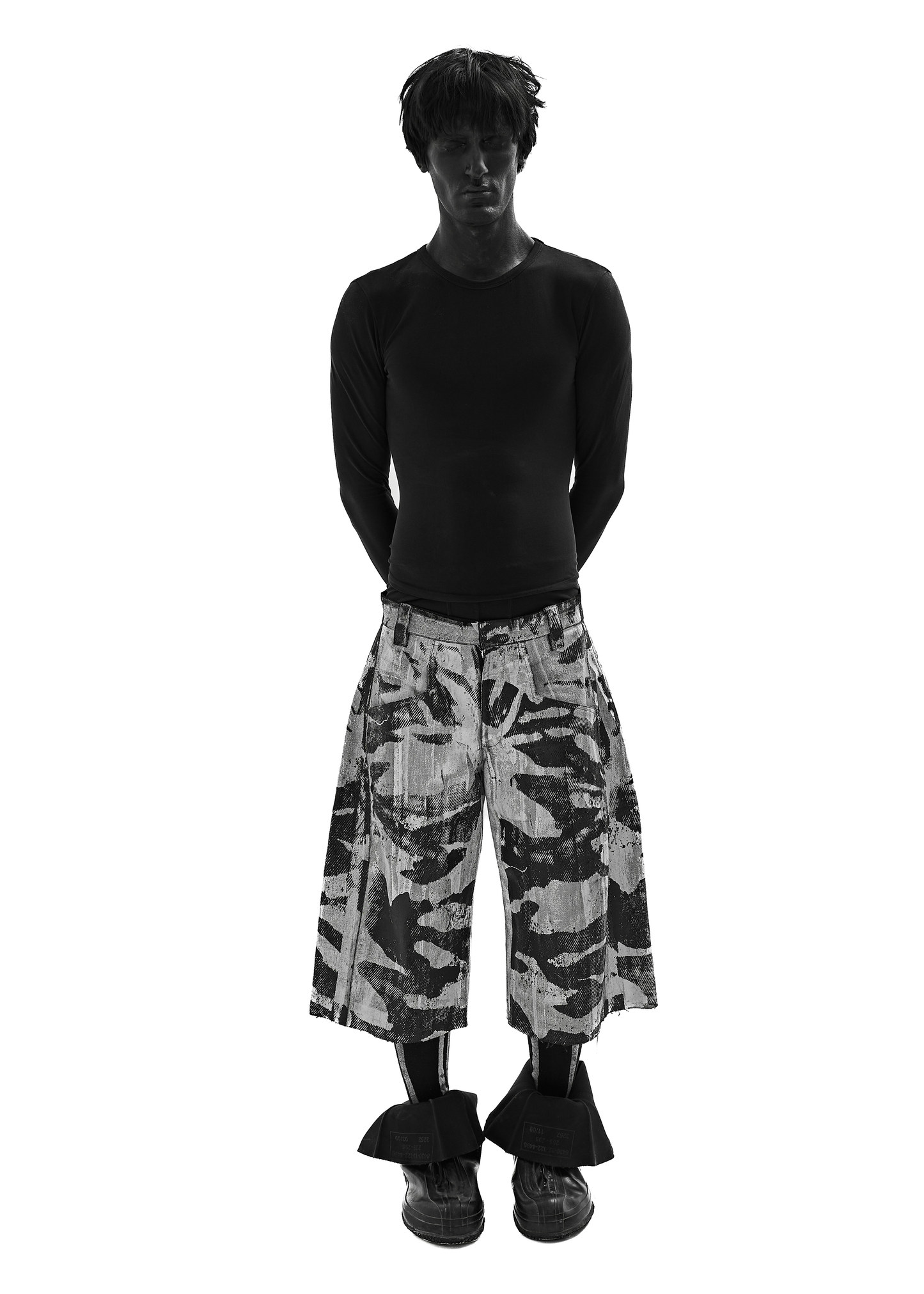 CAMO WAXED WHITE DENIM SHORTS