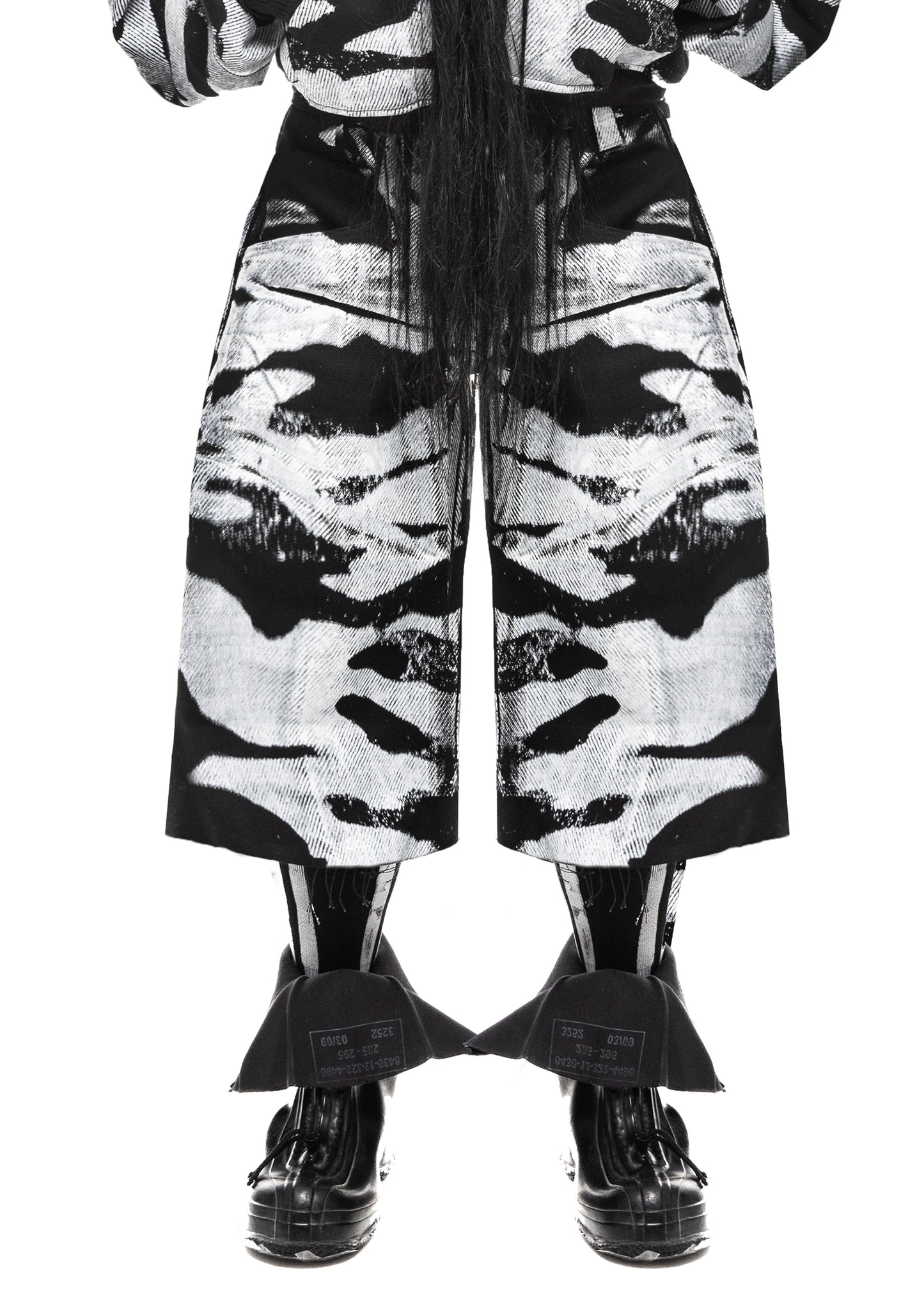 CAMO BLACK DENIM SHORTS