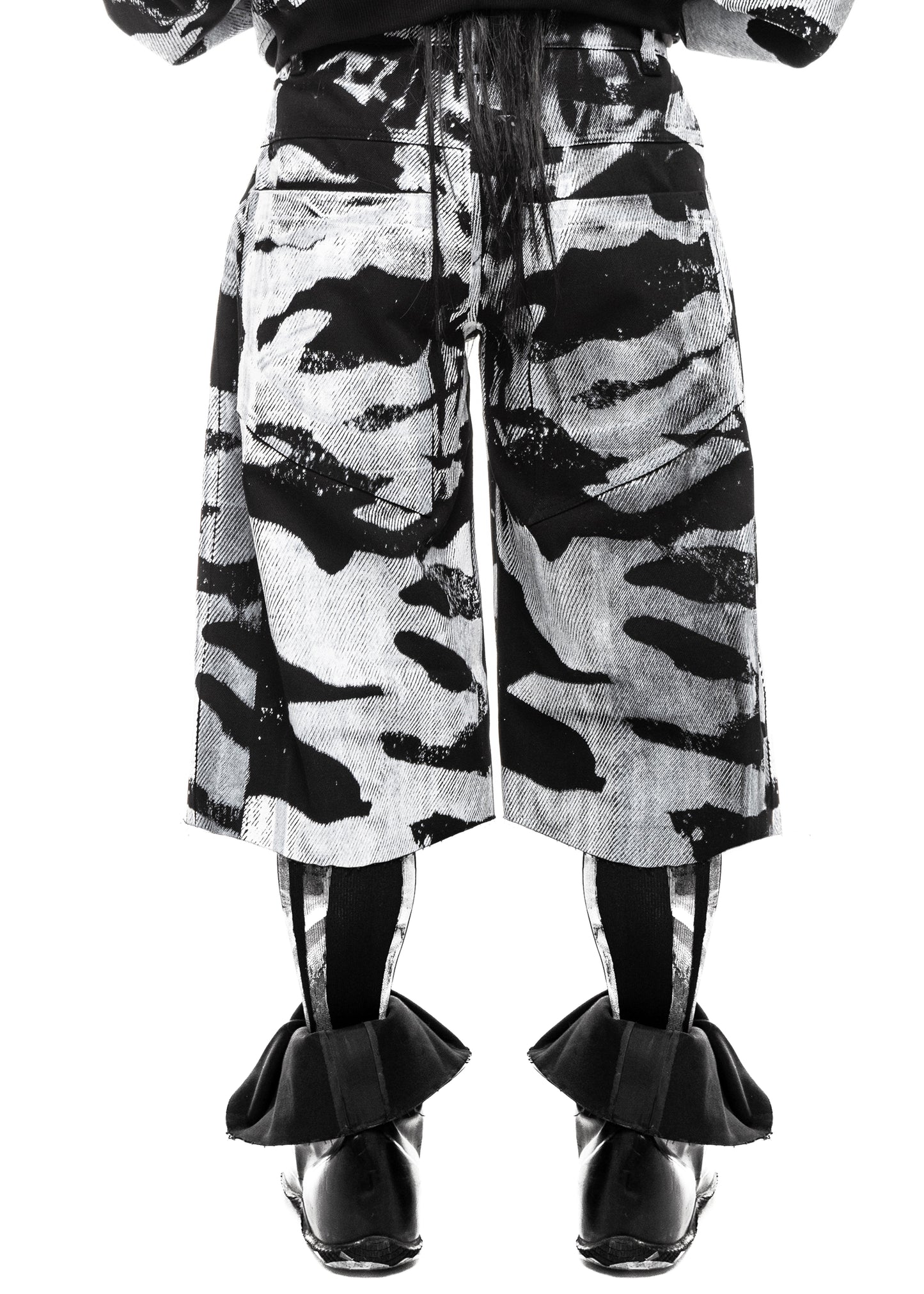 CAMO BLACK DENIM SHORTS