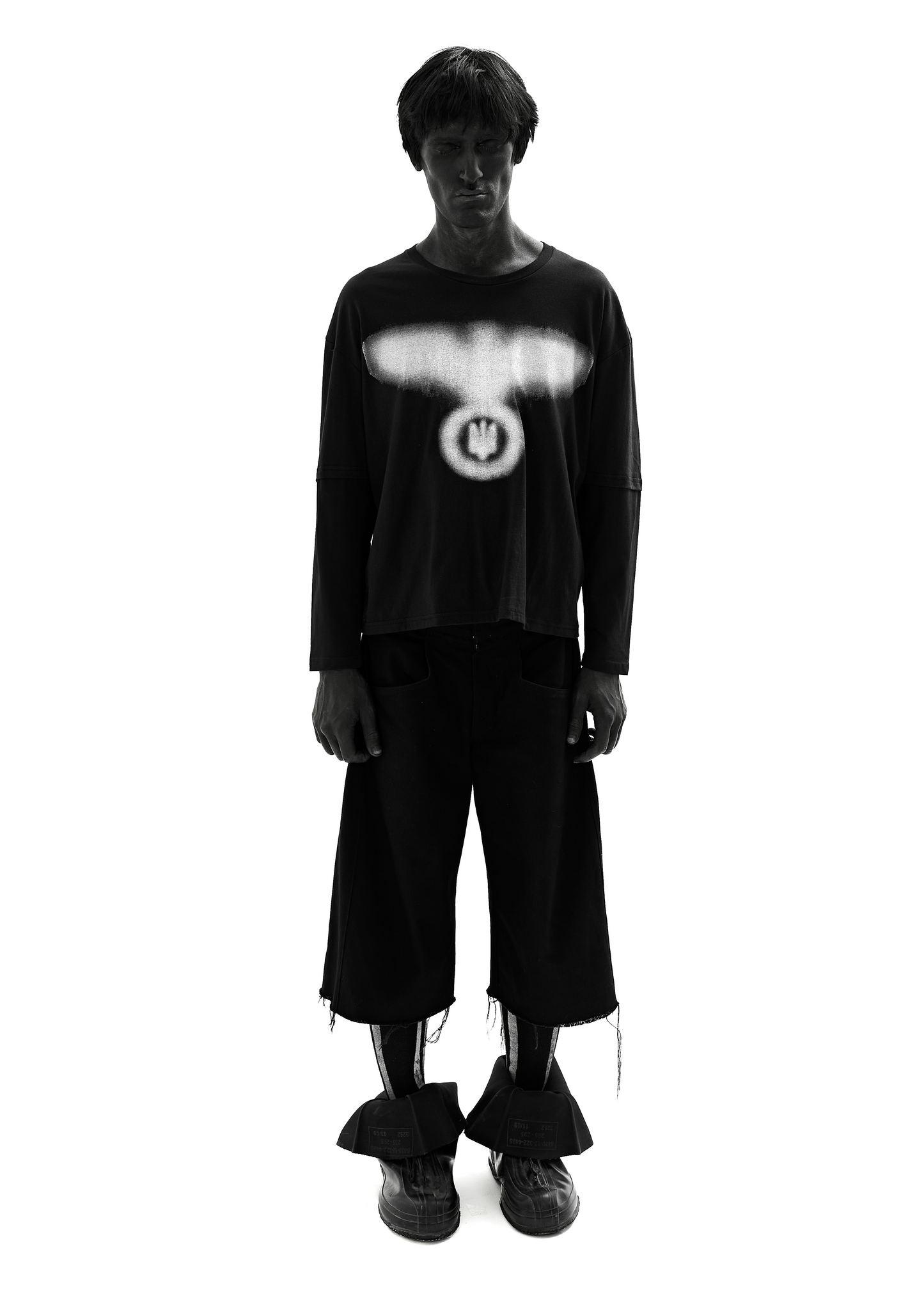 STAIN BLACK LONG-SLEEVED T-SHIRT