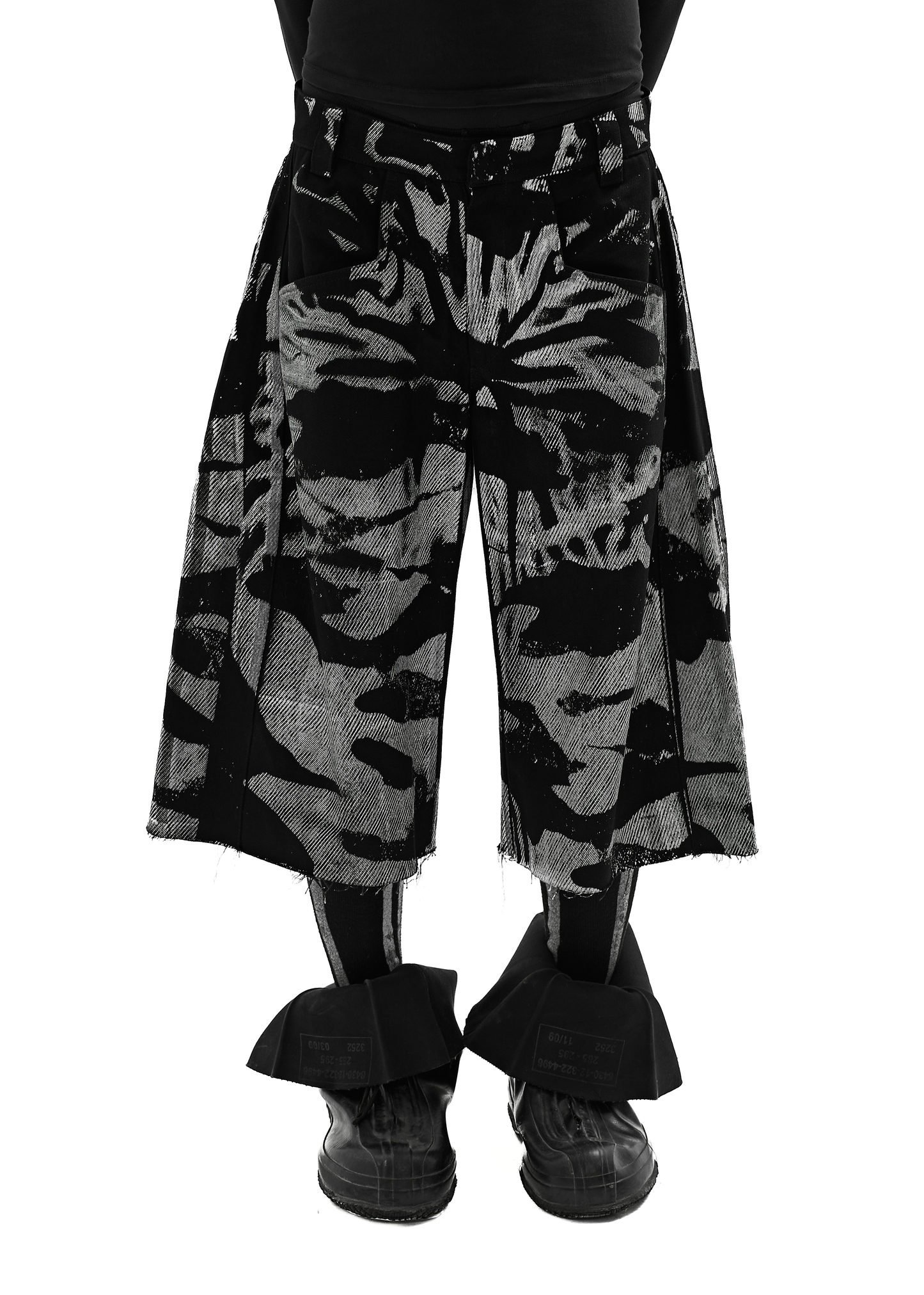 CAMO BLACK DENIM SHORTS