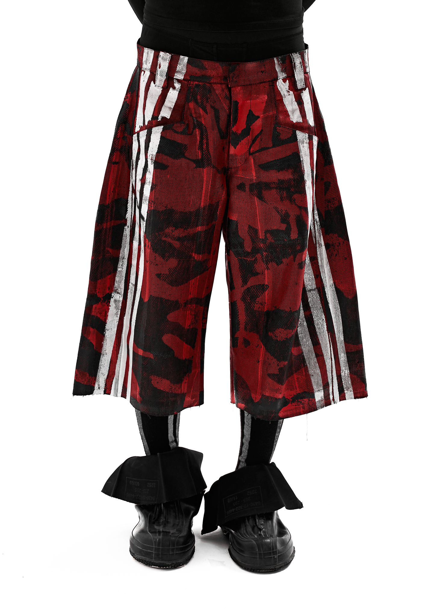 CAMO STRIPES WAXED RED DENIM SHORTS